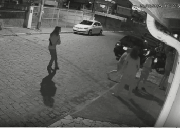 VÍDEO: Adolescentes são flagradas rompendo lacre da Celesc e desligando relógio de energia em Camboriú