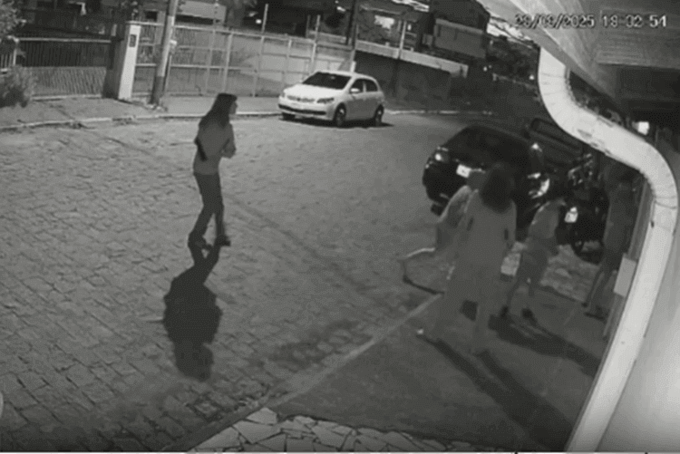 Adolescentes são flagradas rompendo lacre da Celesc e desligando relógio de energia em Camboriú