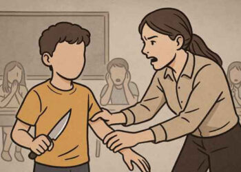 Criança de 10 anos assusta colegas ao sacar faca dentro de sala de aula