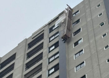 Trabalhadores ficam pendurados em andaime no 21º andar de prédio