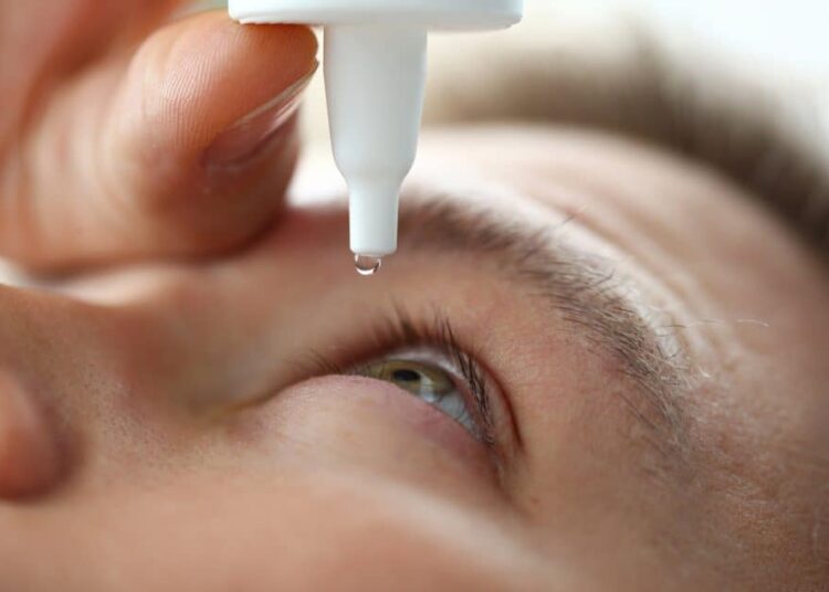 Colírio que corrige visão de perto dispensando o uso de óculos