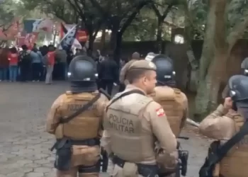 VÍDEO: Ação policial desocupa imóvel invadido por movimento em Itajaí
