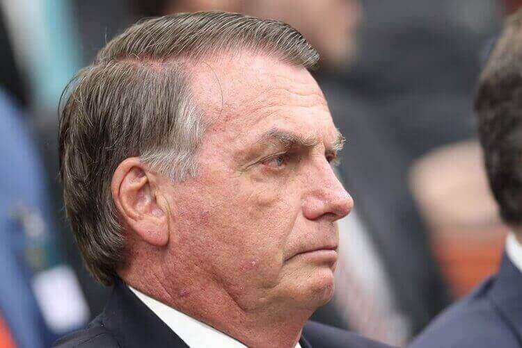 Bolsonaro é diagnosticado com câncer de pele após análise