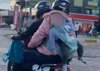 Bebê em bolsa canguru em moto causa repercussão em Itajaí