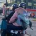 Bebê em bolsa canguru em moto causa repercussão em Itajaí