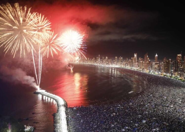 Balneário Camboriú investe quase R$ 11 milhões no Natal e prepara queima de fogos de quase R$ 5 milhões no Réveillon