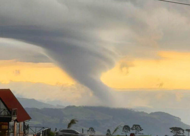 Imagens de tornado em Santa Catarina viralizam nas redes sociais