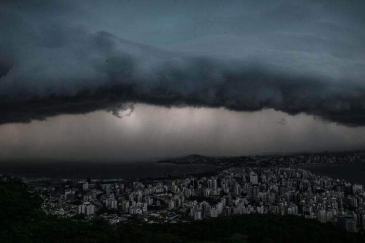 Ciclone se afasta, mas Santa Catarina ainda enfrenta ventos fortes e temporais