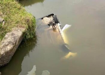 VÍDEO: Motorista perde controle e carro cai em rio no interior de Camboriú