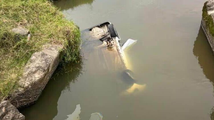 Motorista perde controle e carro cai em rio no interior de Camboriú