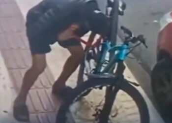 VÍDEO: Em menos de 30 segundos, homem furta bicicleta em Balneário Camboriú