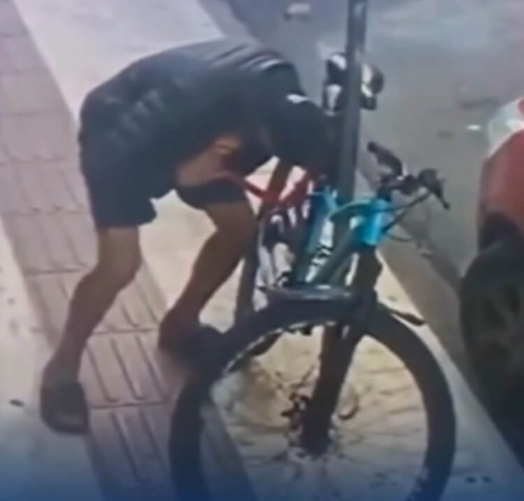 VÍDEO: Em menos de 30 segundos, homem furta bicicleta em Balneário Camboriú