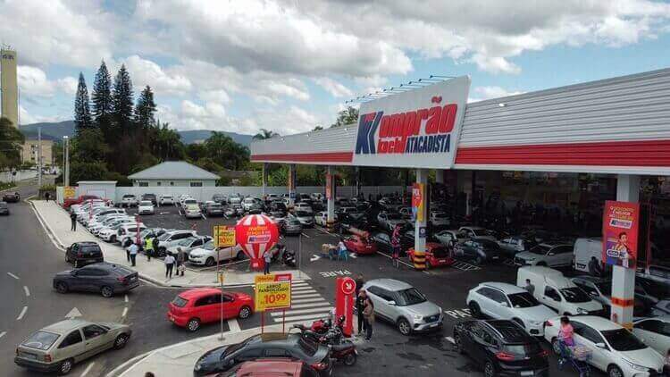 Grupo Koch promove mutirão de empregos com contratação por diárias e pagamento semanal