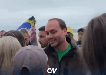 VÍDEO: Carlos Bolsonaro marca presença em manifestação na Avenida Atlântica em Balneário Camboriú