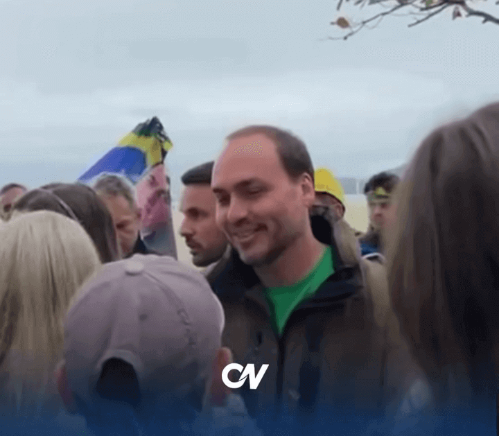 VÍDEO: Carlos Bolsonaro marca presença em manifestação na Avenida Atlântica em Balneário Camboriú