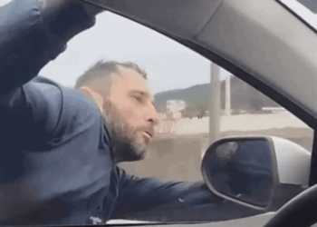 VÍDEO: Para por favor: ladrão é arrastado por carro e cai no asfalto em Itajaí