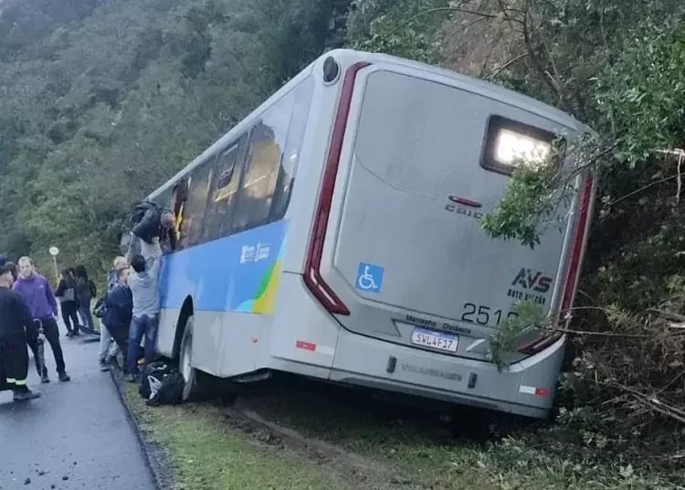 Motora salvou nossas vidas: coletivo perde freio e assusta passageiros em Balneário Camboriú