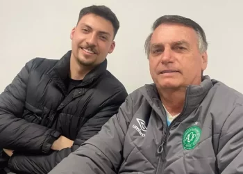 Renan Bolsonaro, vereador de Balneário Camboriú, vai a Brasília acompanhar julgamento do pai no STF