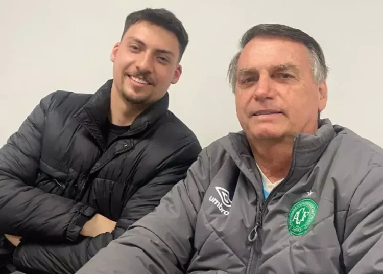 Renan Bolsonaro, vereador de Balneário Camboriú, vai a Brasília acompanhar julgamento do pai no STF