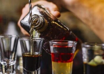 Casal passa mal após consumir bebida suspeita de conter metanol em Balneário Camboriú