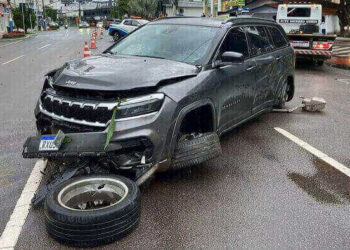 Bebê de dois meses é arremessado de carro após capotamento em Balneário Camboriú