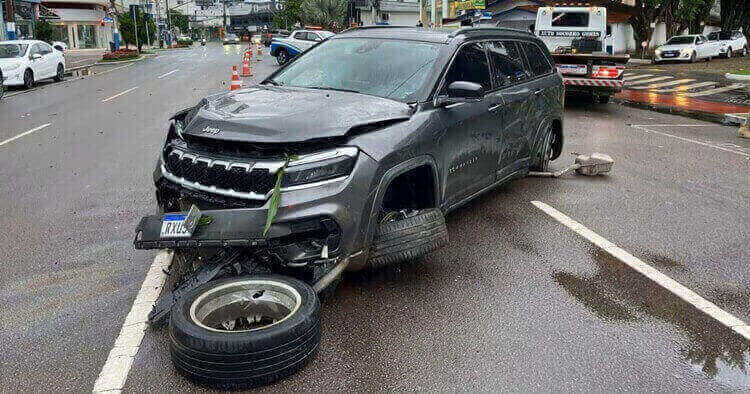 Bebê de dois meses é arremessado de carro após capotamento em balneário camboriú