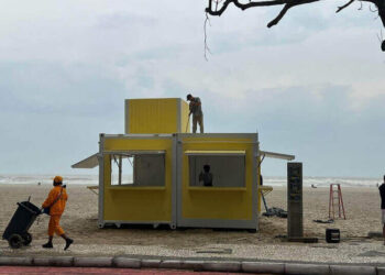 Quiosques provisórios começam a ser instalados na praia central de Balneário Camboriú
