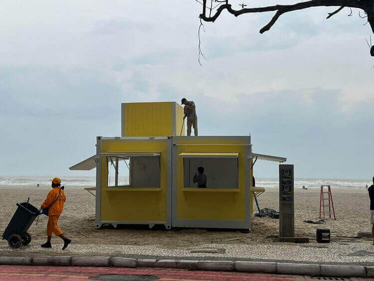 Quiosques provisórios começam a ser instalados na praia central de Balneário Camboriú