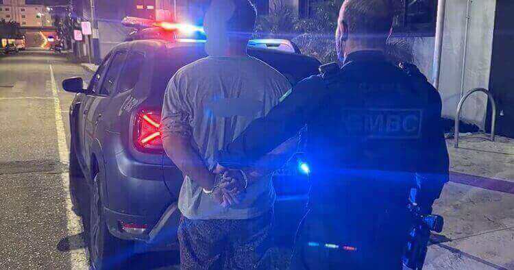 Homem é preso após tentar matar vítima com canivete no Calçadão de Balneário Camboriú