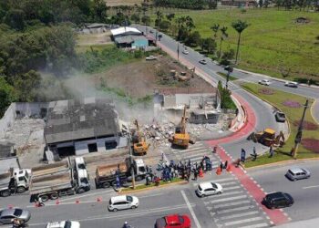 VÍDEO: Prefeito Leonel Pavan dá o pontapé inicial nas demolições para construção do Mercado Público de Camboriú