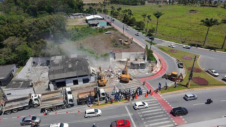 Prefeito Leonel Pavan dá o pontapé inicial nas demolições para construção do Mercado Público de Camboriú