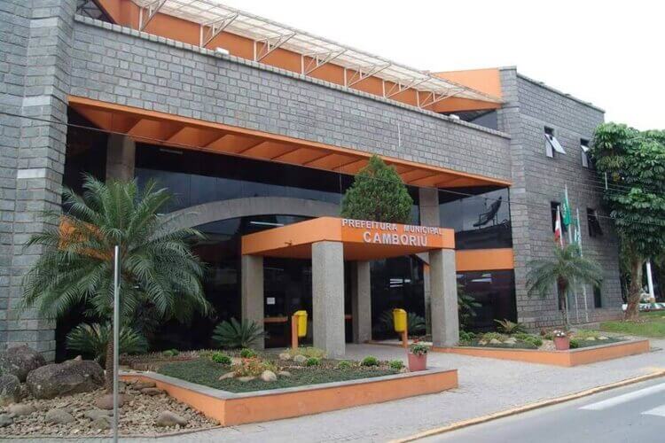 Prefeitura de Camboriú abre processo seletivo com salários de até R$ 4,5 mil; saiba como participar