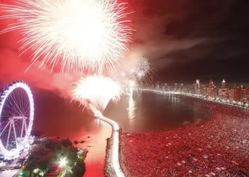 Balneário Camboriú abre licitação para show de fogos do Réveillon 2026
