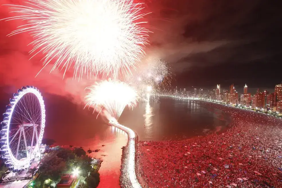 Balneário Camboriú abre licitação para show de fogos do Réveillon 2026