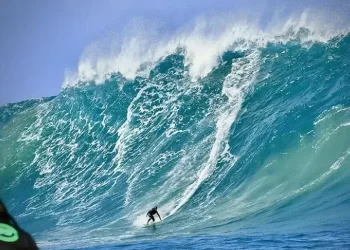 Mar agitado traz alerta para ventos fortes e ondas gigantes no litoral catarinense