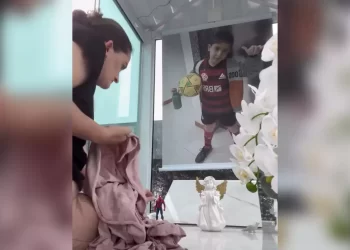 VÍDEO: Mãe de menino deixa mensagem comovente ao limpar o túmulo do filho em Penha – SC