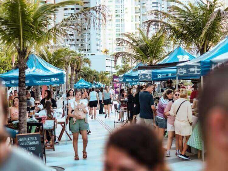 Feira da Orla transforma a Barra Sul em palco de cultura, sabores e música nesta quarta-feira (12)