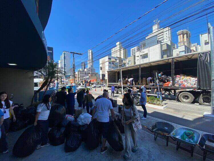Balneário Camboriú e Camboriú unem forças e enviam toneladas de doações ao Paraná