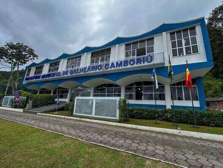 Servidor é exonerado em Balneário Camboriú após uso de atestado médico falso