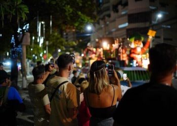 Primeiro Desfile de Natal reúne mais de 30 mil pessoas em Balneário Camboriú