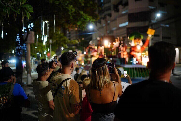 Primeiro Desfile de Natal reúne mais de 30 mil pessoas em Balneário Camboriú