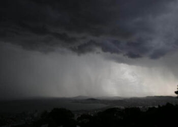 Defesa Civil emite alerta vermelho para ciclone e coloca mais de 100 cidades em risco em Santa Catarina