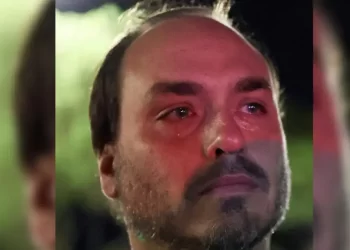 Carlos se desabafa nas redes e diz que Bolsonaro foi “atropelado pela lei”