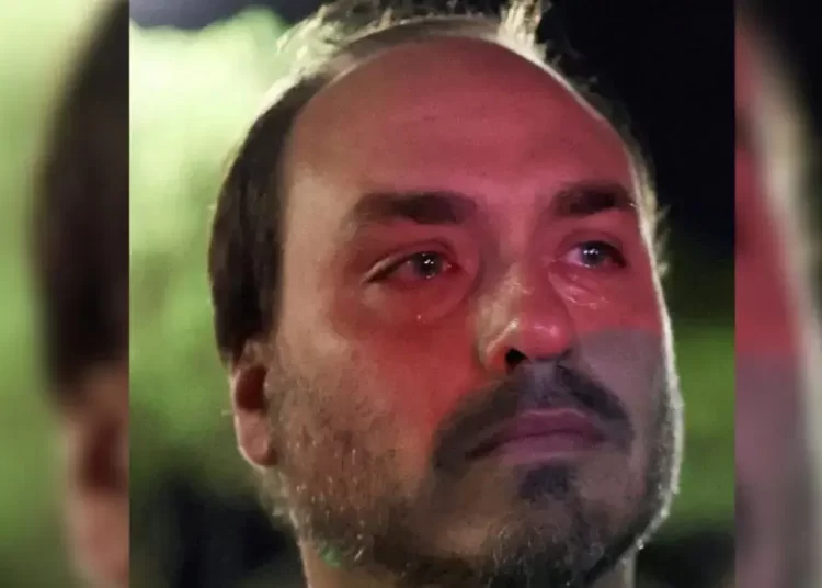 Carlos se desabafa nas redes e diz que Bolsonaro foi “atropelado pela lei”