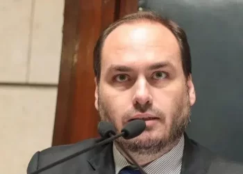 Carlos Bolsonaro confirma pré-candidatura ao Senado por Santa Catarina e se emociona durante discurso