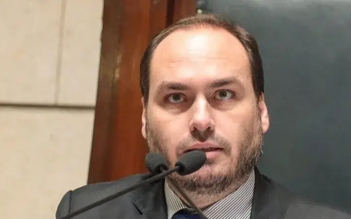 Carlos Bolsonaro confirma pré-candidatura ao Senado por Santa Catarina e se emociona durante discurso