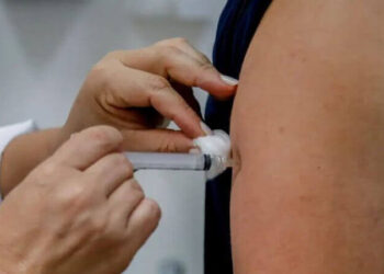 Anvisa aprova vacina brasileira, a primeira do mundo com dose única contra a dengue