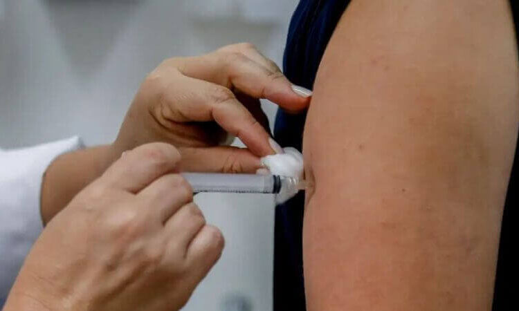 Anvisa aprova vacina brasileira, a primeira do mundo com dose única contra a dengue