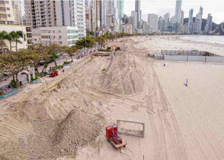 Balneário Camboriú inicia peneiramento da areia na Praia Central
