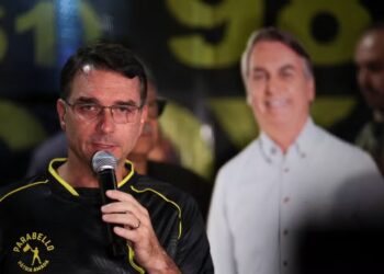 Flávio Bolsonaro diz ter sido escolhido pelo pai como pré-candidato à Presidência em 2026